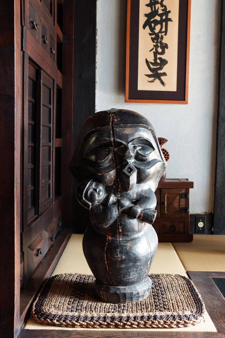 京都、行かねば!】木彫刻、デザイン椅子、陶芸がぎっしりの古民家