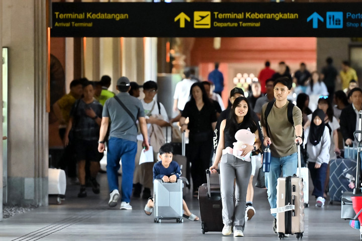 PT Angkasa Pura Indonesia selaku pengelola bandara melakukan koordinasi dengan BMKG dan AirNav Indonesia memantau perkembangan cuaca di area bandara demi memastikan keselamatan dan keamanan penumpang.