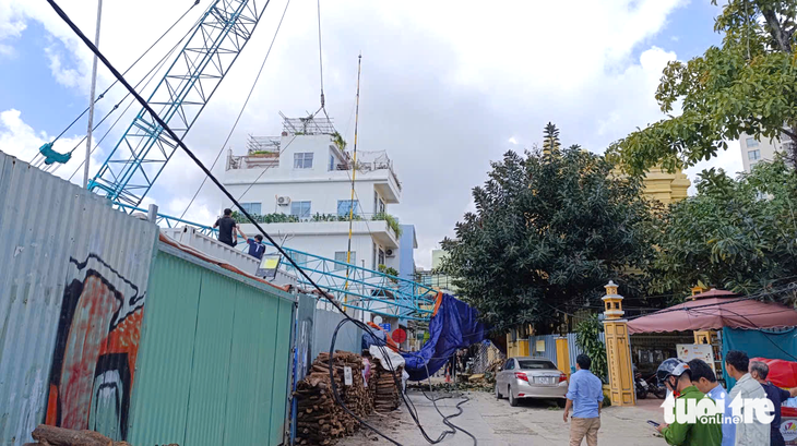 Vì sao tháp cẩu công trình cao hàng chục mét đổ xuống đường giữa trung tâm Đà Nẵng?