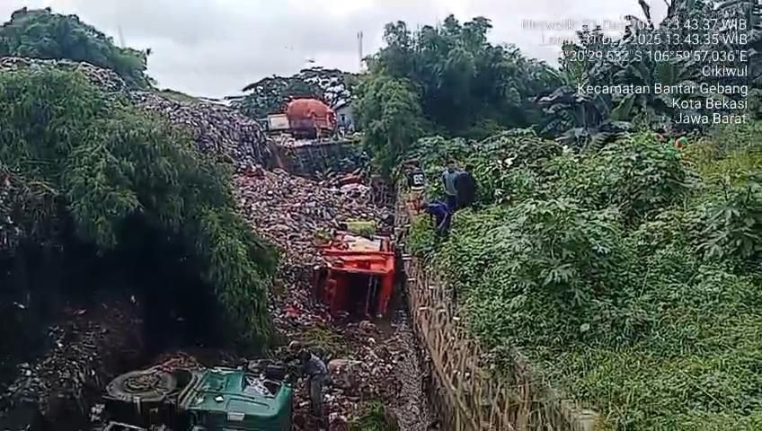 Tiga Truk Terguling di Kali Akibat Longsoran Gunung Sampah Bantargebang