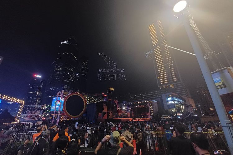 Pertunjukan drone hiasi langit Bundaran HI dengan pesan "Jakarta for Sumatera"