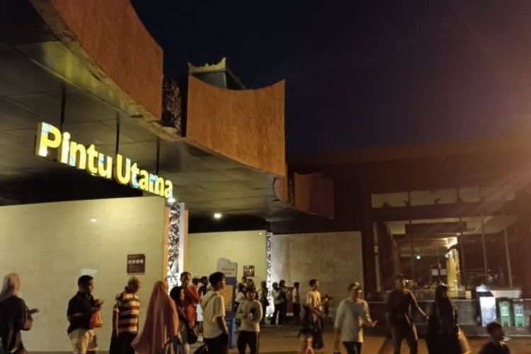 Warga dari berbagai daerah datang untuk merayakan pergantian tahun di TMII