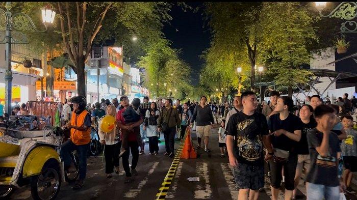 Malioboro Ramai Dikunjungi Wisatawan Saat Malam Tahun Baru 2025
