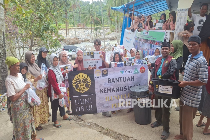 Iluni UI FIB Bantu Korban Banjir Sumatera Barat dengan Relawan