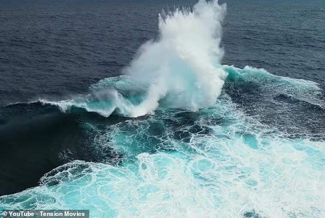 'World's craziest wave' leaves surfers in Australia baffled - as one ...