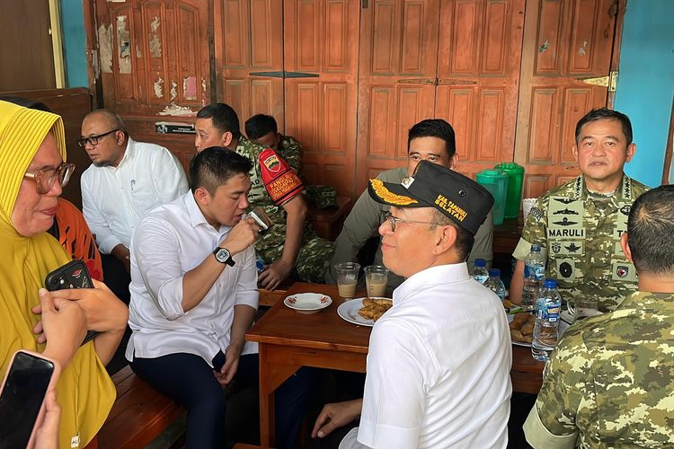 Teddy Ngopi di Warung Tapsel Bersama Bobby dan KSAD