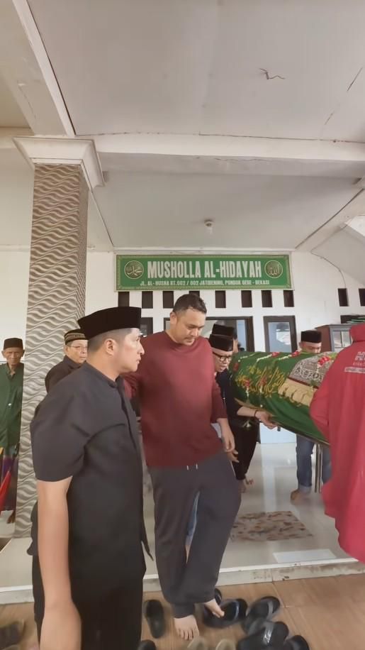 7 potret upacara pemakaman ayah Gilang Dirga di Bekasi