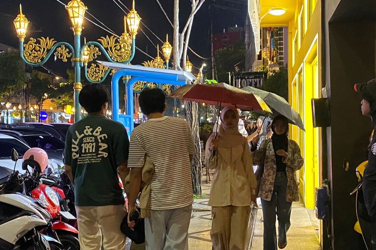 Hujan Tak Hentikan Wisatawan Nikmati Malam Tahun Baru di Kayutangan Heritage Malang