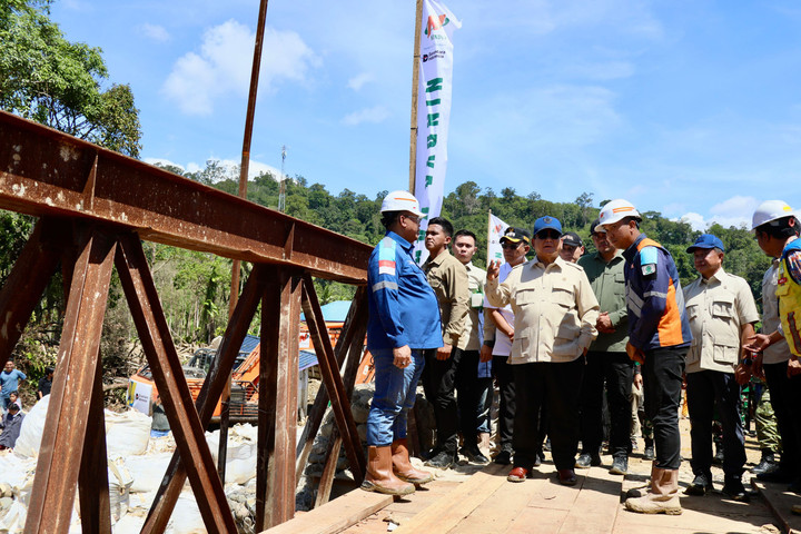 Prabowo: Sebulan Pemulihan Bencana, Sukses dan Tantangan Menghadang