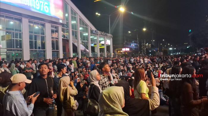 Foto Jutaan Orang Memadati Bundaran HI, Malam Tahun Baru Tetap Meriah Tanpa Kembang Api