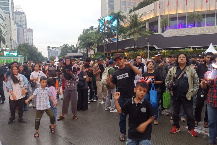 Antusias Warga Rayakan Tahun Baru di Jakarta Tanpa Kembang Api