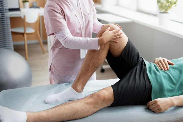 Nikmati Liburan Tanpa Nyeri Lutut, Kapan Butuh Operasi Penggantian Sendi?