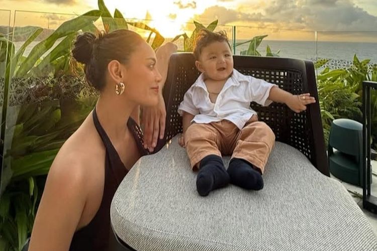 Erika Carlina dan Andrew Raxy Neil Liburan, Tampilan Mereka Jadi Sorotan