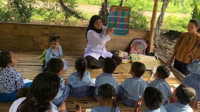 Tidak Ada Sekolah, Siswa KB PAUD Mawar Air Nabi Belajar di Teras Rumah
