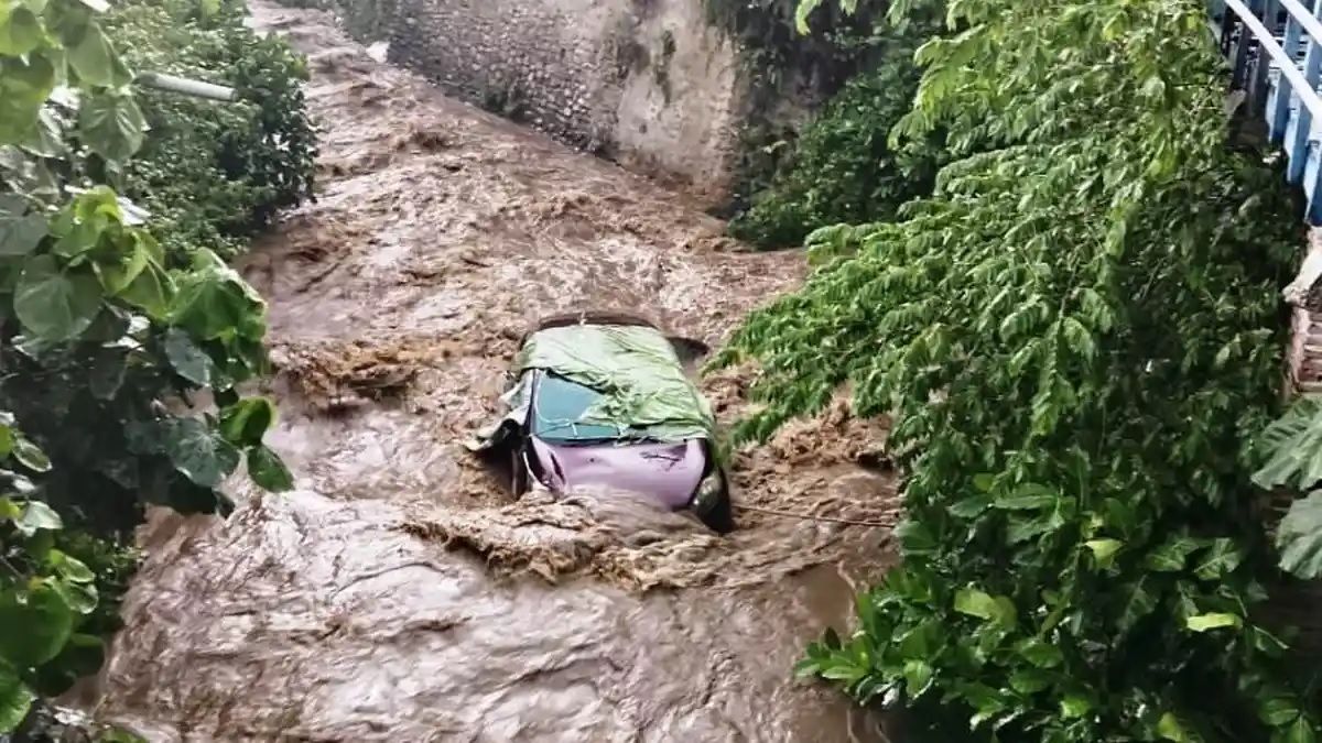 Ford Fiesta Ungu Tenggelam di Sungai, Warga Heboh dan Evakuasi Mencekam