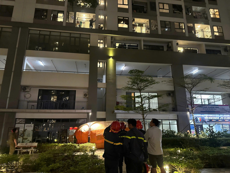 Cảnh sát giải cứu người đàn ông muốn nhảy lầu ngày cuối năm