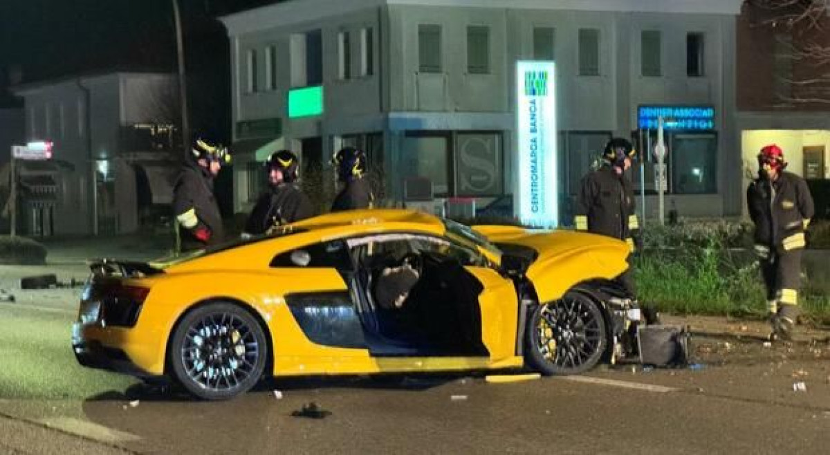 Audi R8 contro Fiat Panda, incidente spaventoso: tre giovani illesi