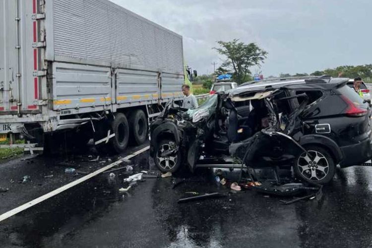 Kecelakaan Maut di Tol Pemalang, SUV Tabrak Truk Tronton, Balita Tewas