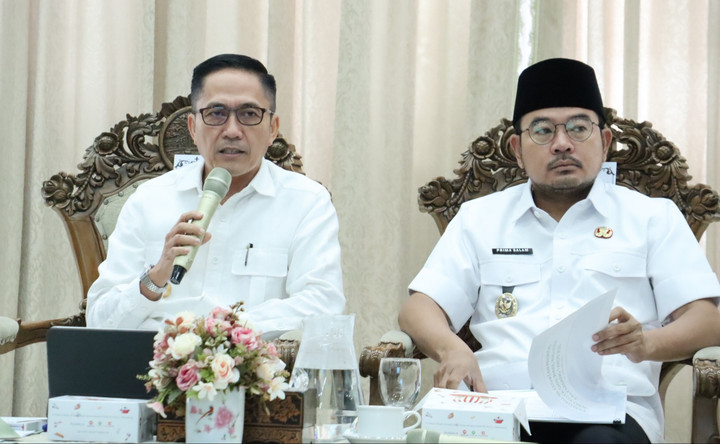 Wali Kota Palembang Bagikan Kain Kafan ke Pejabat Saat Evaluasi Tahunan