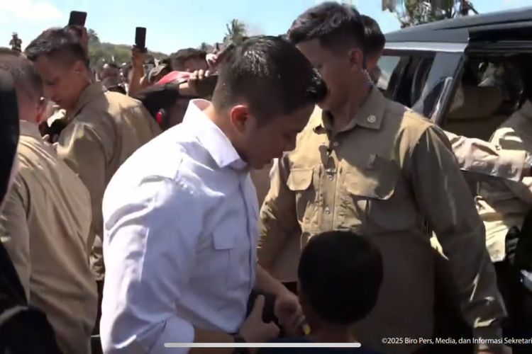 Alasan Seskab Teddy Bawa Permen dan Rubik untuk Anak-anak di Tasnya