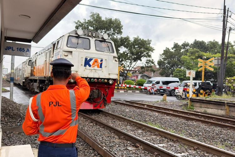 KAI Perkuat Keamanan Jalur Kereta Saat Nataru