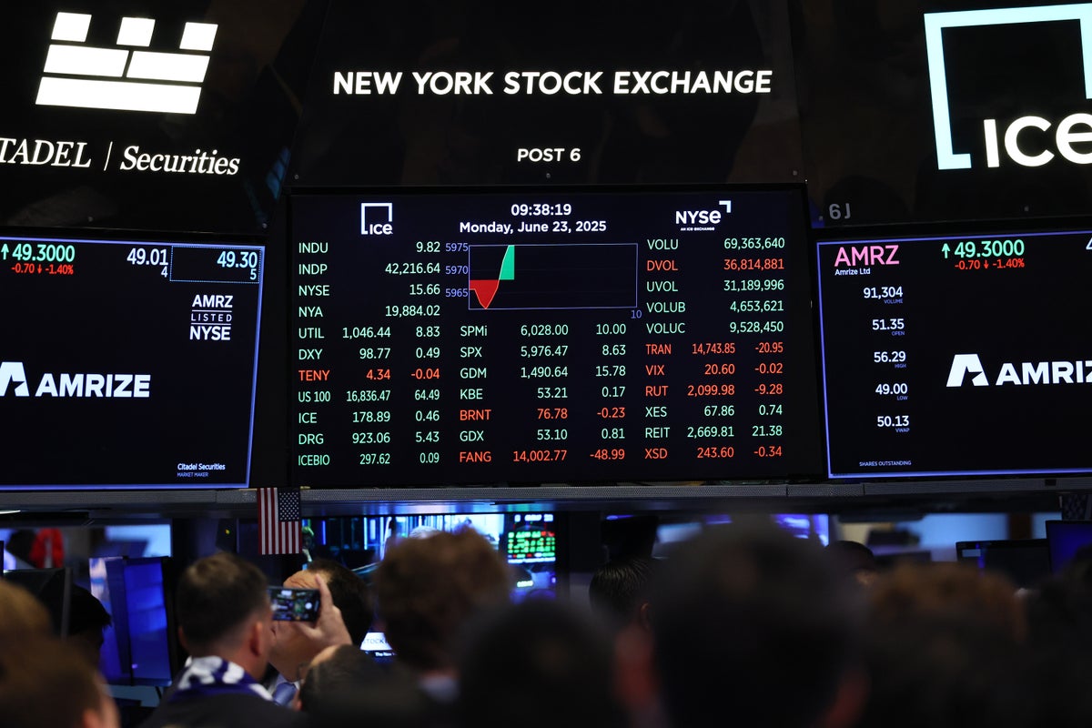 US stocks slip as trading winds down for year-end