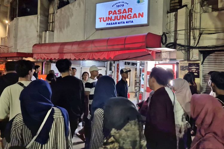 Malam Tahun Baru Bersemangat di Jalan Tunjungan Surabaya