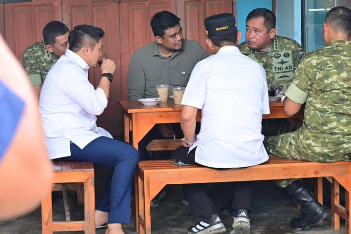 Teddy Ngopi Bareng Bobby dan KSAD di Warkop Tapsel dengan Sandal Jepit