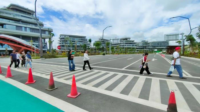 IKN DI KALTIM - Masyarakat berkunjung ke bagian dalam kawasan IKN Nusantara di Kaltim, dari satu gedung ke gedung lain harus berjalan kaki, tidak tersedia angkutan kendaraan bermotor, 5 Juli 2025. Mereka yang berjalan kaki bisa rasakan manfaat dari sisi kebugaran tubuh. (TRIBUNKALTIM.CO/BUDI SUSILO)