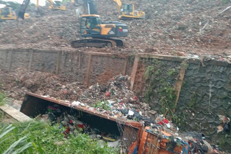 Gunungan Sampah di Bantargebang Roboh, Polisi Pastikan Tak Ada Korban