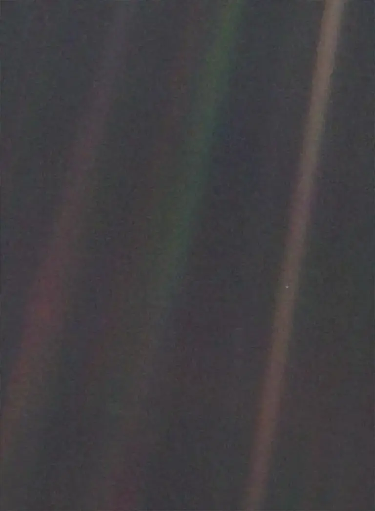 Esta imagem a cores de ângulo estreito da Terra, apelidada de Pale Blue Dot, faz parte do primeiro “retrato” do Sistema Solar captado pela Voyager 1, da NASA, a 14 de Fevereiro de 1990, a 3.700 milhões de quilómetros do Sol.