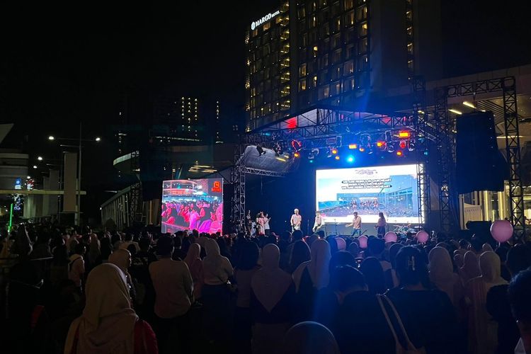 Masyarakat ramai di Margo City dan karaoke saat pergantian tahun