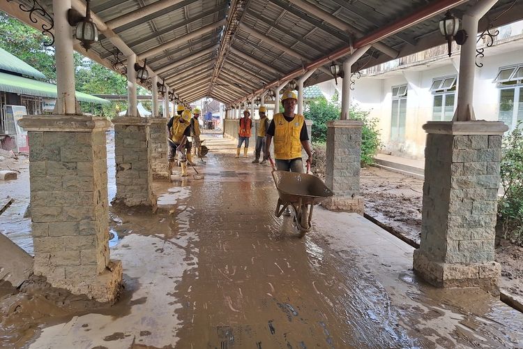 Pembersihan Lumpur di RSUD Aceh Tamiang Dilakukan Manual, Pelayanan Perlahan Pulih