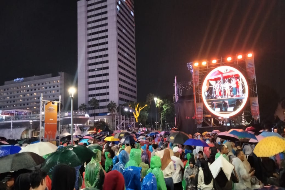 Masyarakat Antusias Hadiri Tahun Baru Meski Jakarta Diguyur Hujan