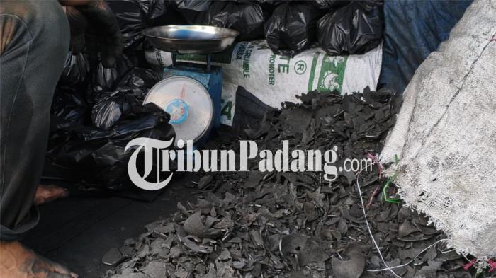 Berkah Tahun Baru 2026, Raful Laku 200 Kantong Arang Per Hari