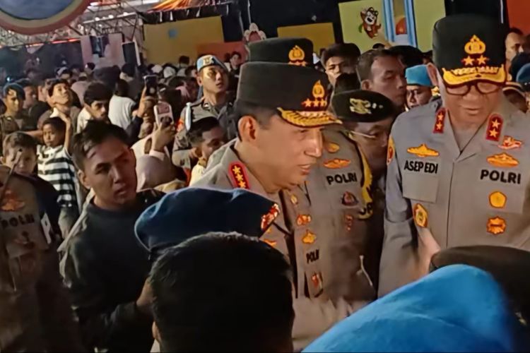 Kapolri Kunjungi Perayaan Tahun Baru di Bundaran HI, Bagikan Goodie Bag ke Warga