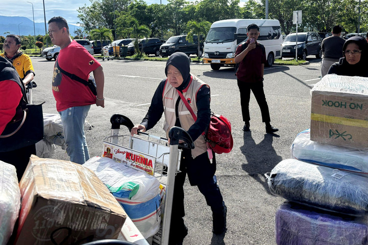 Bangkitkan Ekonomi Pengungsi Agam, Risma Tawarkan Budidaya Ayam