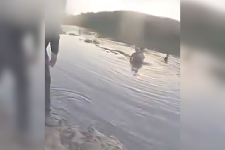 Madre se lanza al río con su bebé para huir de ICE