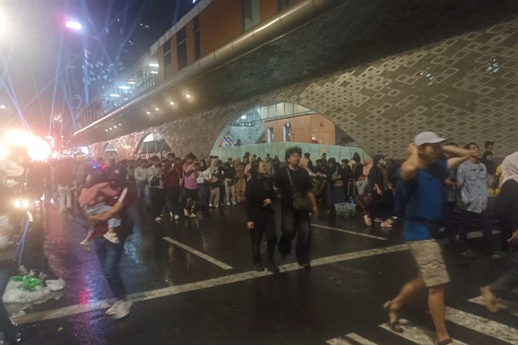 Perayaan Tahun Baru di Bundaran HI Berakhir, Warga Mulai Pergi