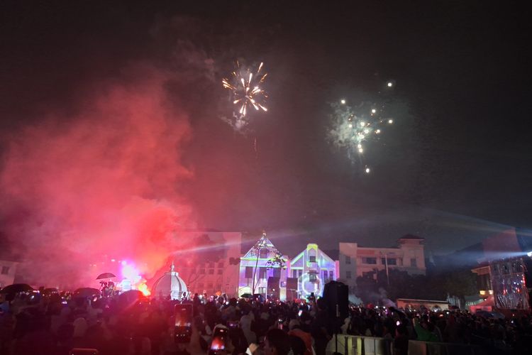 Detik-detik Pergantian Tahun 2026 di Kota Tua: Drone Hiasi Langit, Kembang Api Tetap Bersinar