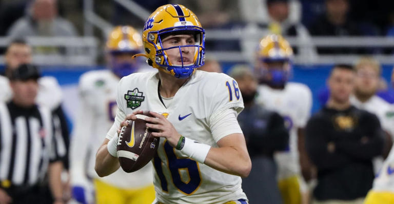 Walk-on Pitt quarterback entering transfer portal