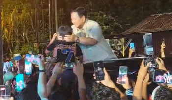 Pelukan Hangat Prabowo untuk Anak-anak Pengungsi Tapsel Usai Rayakan Tahun Baru