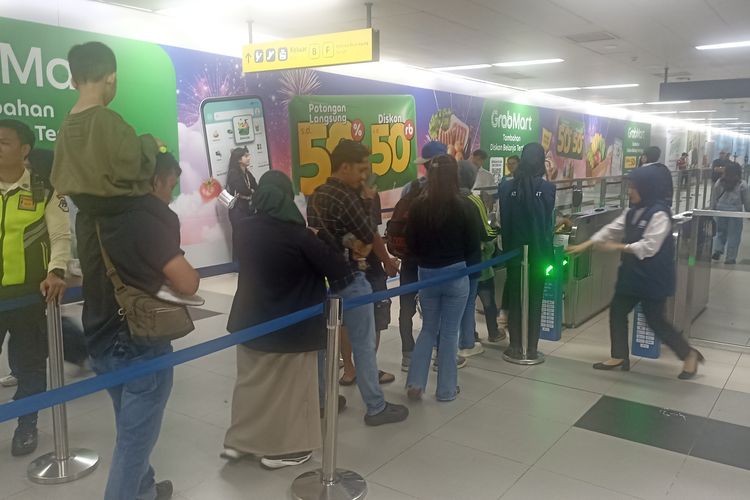 Warga Padati Stasiun MRT Bundaran HI Usai Rayakan Tahun Baru 2026