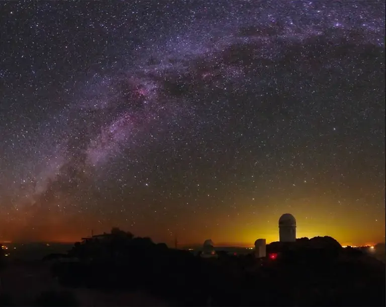 A Via Láctea e Júpiter, o objecto mais brilhante do céu, em cima do Observatório Kitt Peak. Com quatro metros, o telescópio Mayall, o maior da montanha, alberga o Instrumento de Espectroscopia da Energia Escura.
