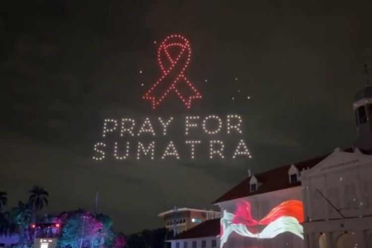 Drone hiasi perayaan Tahun Baru di Kota Tua, sampaikan "Pray for Sumatera"