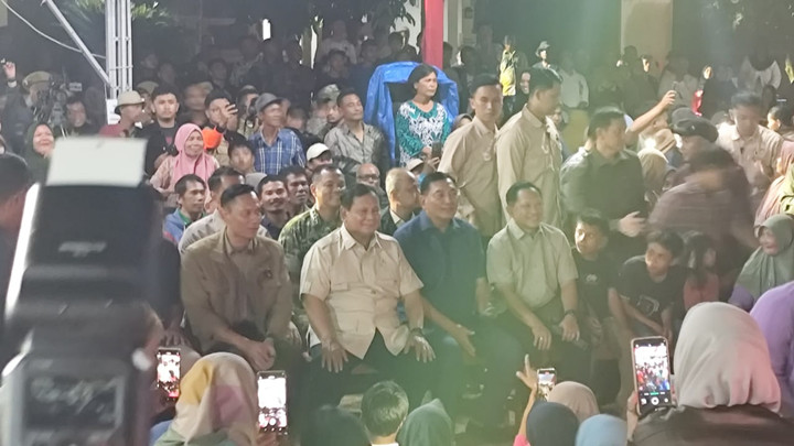 Prabowo Tiba di Pengungsian Batang Toru, Rayakan Tahun Baru Bersama Warga