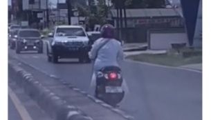 Mengapa Banyak Motor Wanita Sering Belok Kiri? Ini Alasannya