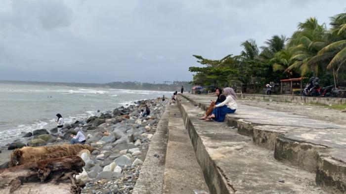 Pengunjung Pasar Bawah Dilarang Mandi di Pantai Saat Libur Tahun Baru 2026