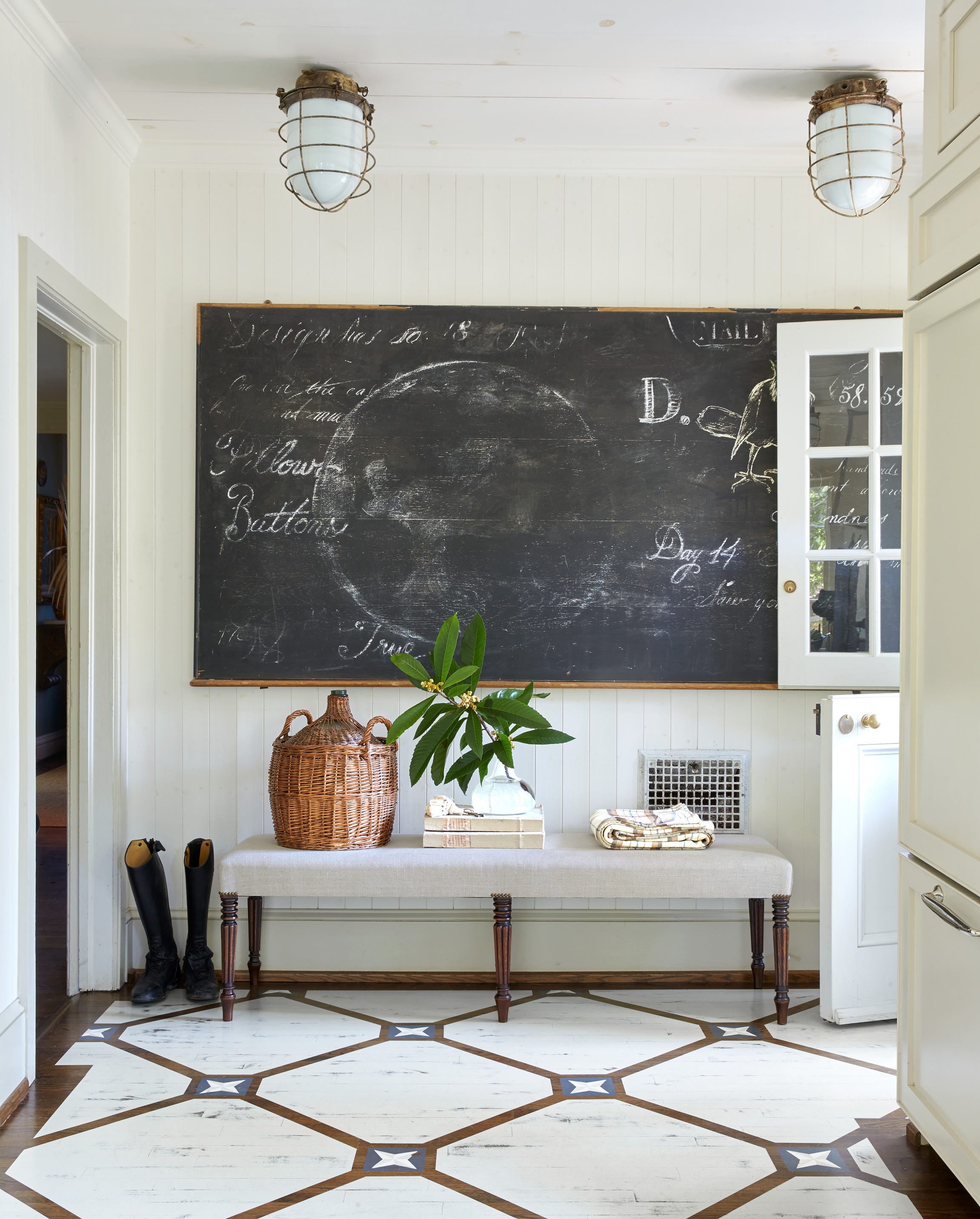 Designers’ favorite tips for a stylish and functional mudroom