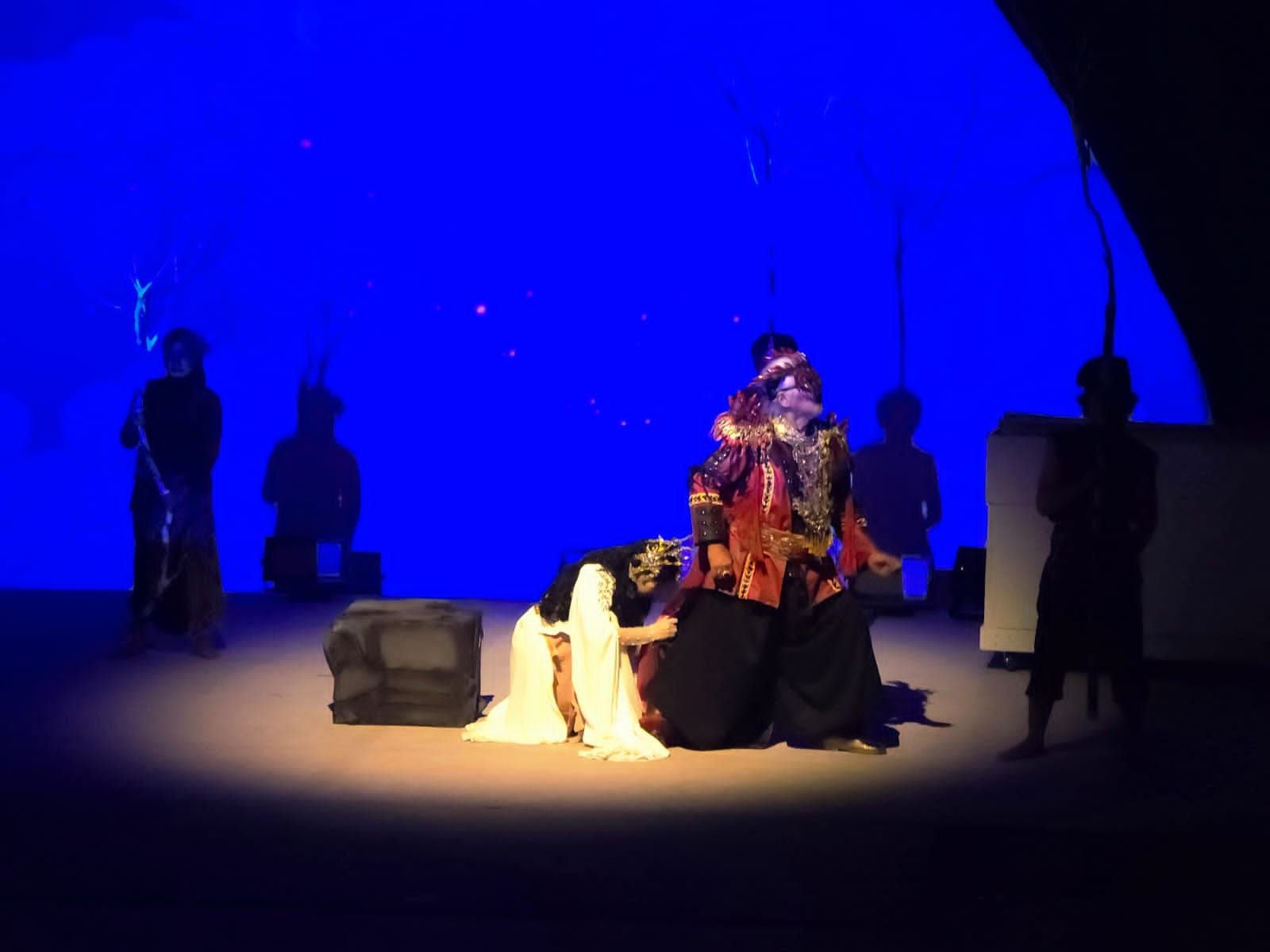 Rahvayana: Cinta yang Terungkap, Panggung sebagai Cermin Kebenaran